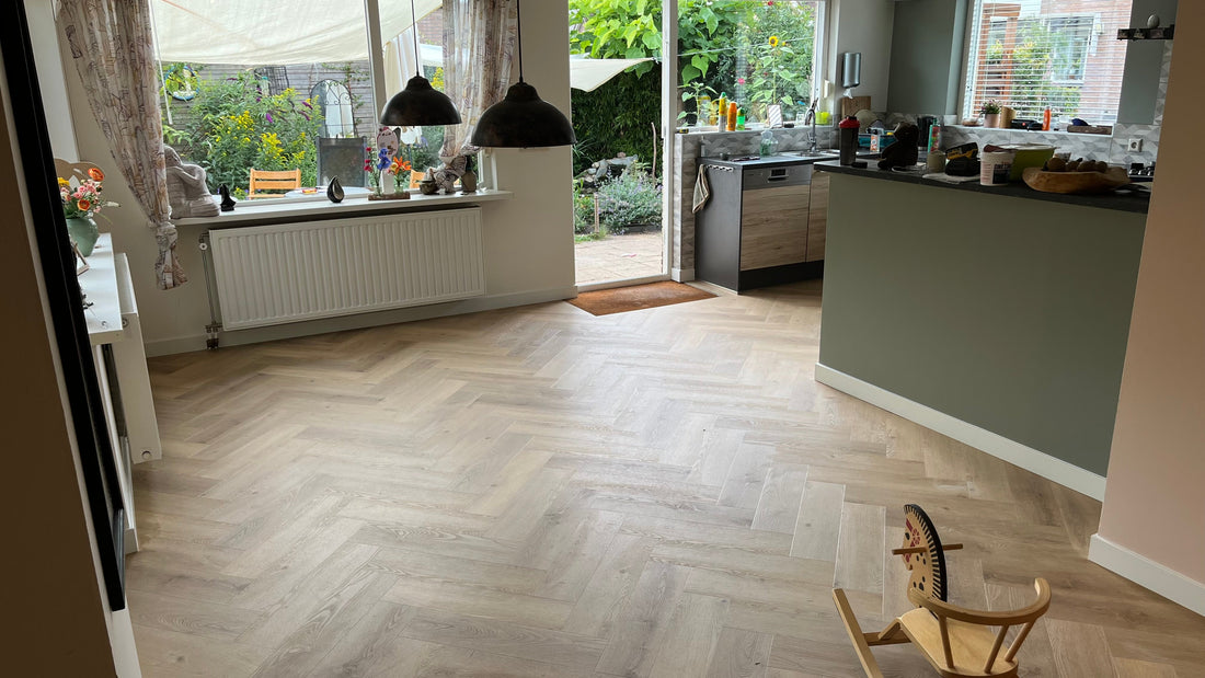Visgraat PVC vloer bij woningrenovatie in Waddinxveen